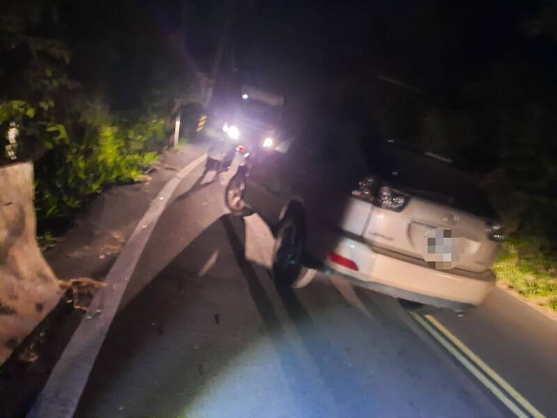 男子酒后开Lexus休旅,苗128线直接冲撞对向小货车。(民众提供) 男子酒后开Lexus休旅,苗128线直接冲撞对向小货车。(民众提供)