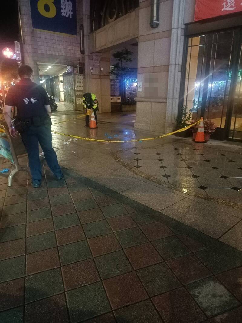 余男不堪凌虐坠楼,波及女路人,图为警方封锁现场调查。(资料照) 余男不堪凌虐坠楼,波及女路人,图为警方封锁现场调查。(资料照)