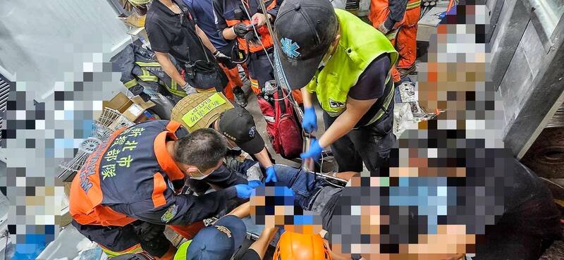 新北市消防局因应三重一起工安意外启动全国首例「医院双轨派遣」机制,四方合作下,突破管制药品使用限制,节省近一小时备药及运送,让紧急救援更人道、迅速。(记者吴仁捷翻摄) 新北市消防局因应三重一起工安意外启动全国首例「医院双轨派遣」机制,四方合作下,突破管制药品使用限制,节省近一小时备药及运送,让紧急救援更人道、迅速。(记者吴仁捷翻摄)