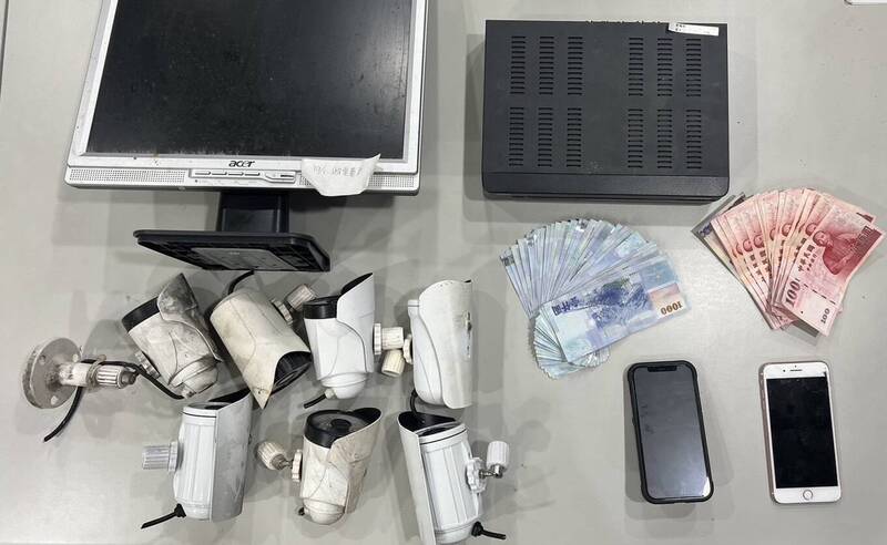 警方查扣营业所得、监视器镜头与主机等。(记者王冠仁翻摄) 警方查扣营业所得、监视器镜头与主机等。(记者王冠仁翻摄)