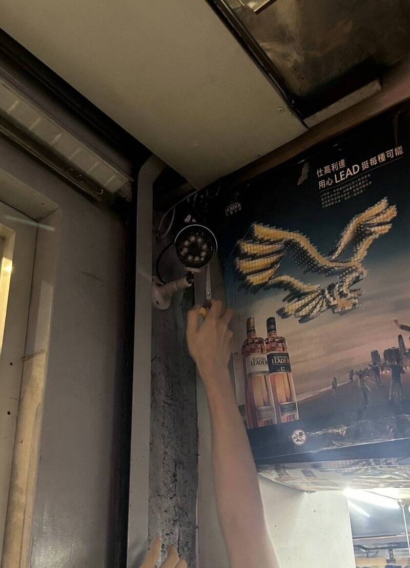 店家在店内周边装设许多监视器监控现场状况。(记者王冠仁翻摄) 店家在店内周边装设许多监视器监控现场状况。(记者王冠仁翻摄)