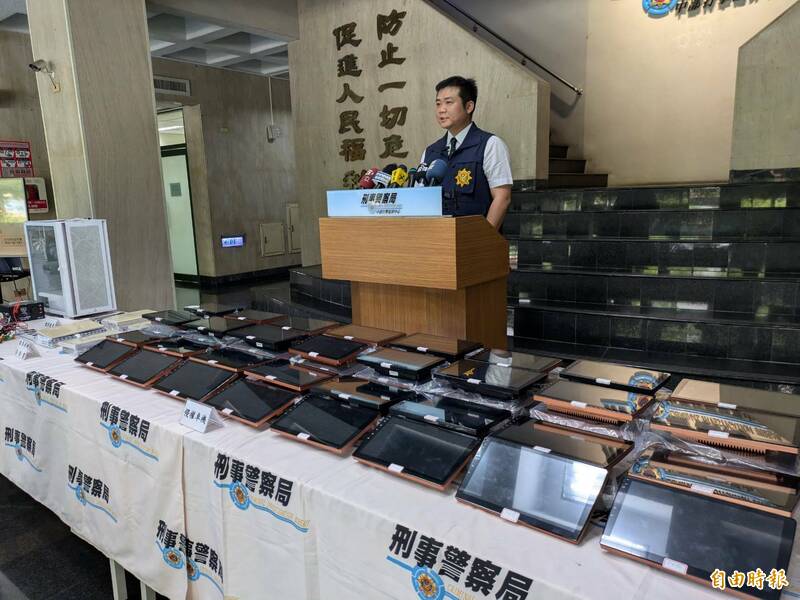 警方查获一批盗版安卓机。(记者张瑞桢摄) 警方查获一批盗版安卓机。(记者张瑞桢摄)