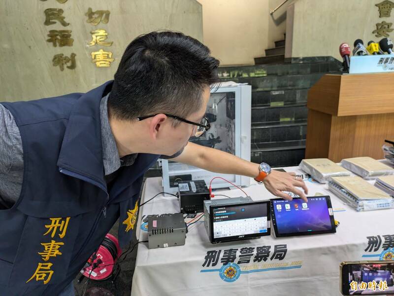 警方示范盗版机台(图右)与正版(图左)的差异。(记者张瑞桢摄) 警方示范盗版机台(图右)与正版(图左)的差异。(记者张瑞桢摄)