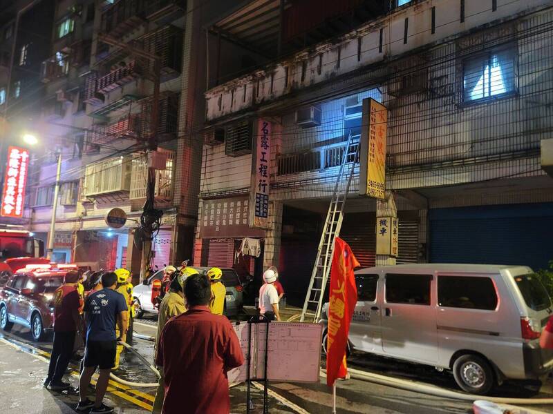 消防队员架梯进入2楼抢救。(记者吴升儒翻摄) 消防队员架梯进入2楼抢救。(记者吴升儒翻摄)
