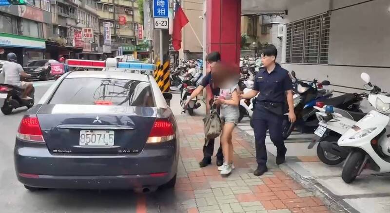 遭通缉的林女手提包内,被警方搜出大批丧尸烟弹及毒品,询后移送地检署侦办。(记者陆运锋翻摄) 遭通缉的林女手提包内,被警方搜出大批丧尸烟弹及毒品,询后移送地检署侦办。(记者陆运锋翻摄)