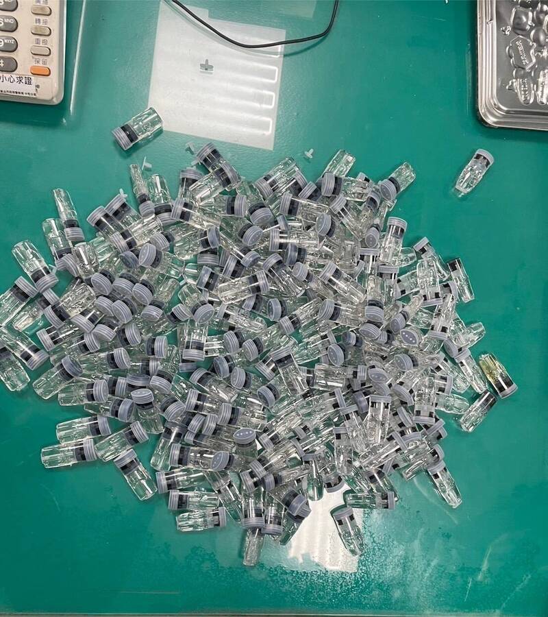 警方在林女手提包内,搜出第三级毒品依托咪酯烟弹221颗,随即将其带回侦办。(记者陆运锋翻摄) 警方在林女手提包内,搜出第三级毒品依托咪酯烟弹221颗,随即将其带回侦办。(记者陆运锋翻摄)