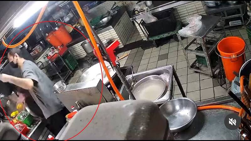 穿著灰衣的男子进入市场摊商内,将老板放在摊子上装有15万现金的黑色袋子和1支手机偷走。(民众提供) 穿著灰衣的男子进入市场摊商内,将老板放在摊子上装有15万现金的黑色袋子和1支手机偷走。(民众提供)