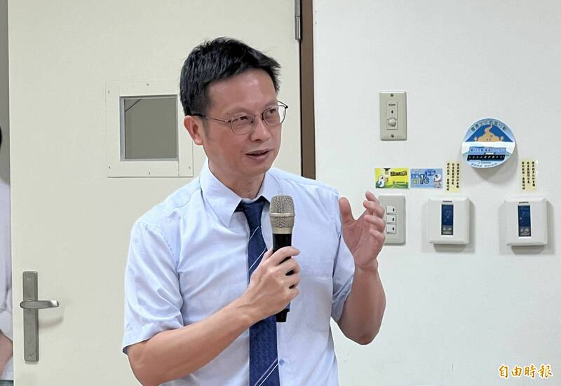 金门医师公会理事长董文雅说,经过询问,会员几乎都同意对符合资格民众免收挂号费。(记者吴正庭摄) 金门医师公会理事长董文雅说,经过询问,会员几乎都同意对符合资格民众免收挂号费。(记者吴正庭摄)