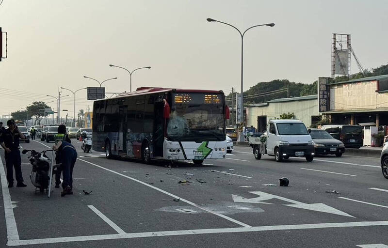 台中市乌日区成功岭营区附近,发生公车与机车对撞事故。(读者提供) 台中市乌日区成功岭营区附近,发生公车与机车对撞事故。(读者提供)