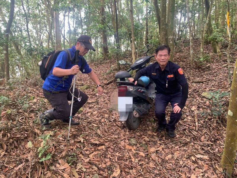 警方在五公山登山口发现找到黄男的机车。(民众提供) 警方在五公山登山口发现找到黄男的机车。(民众提供)