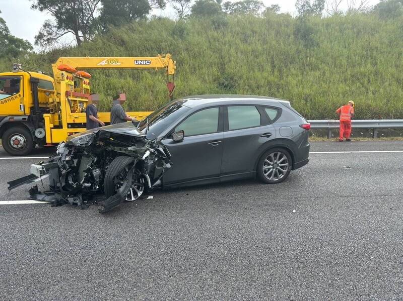 轿车撞上国道施工缓撞车,车头全毁。(警方提供) 轿车撞上国道施工缓撞车,车头全毁。(警方提供)