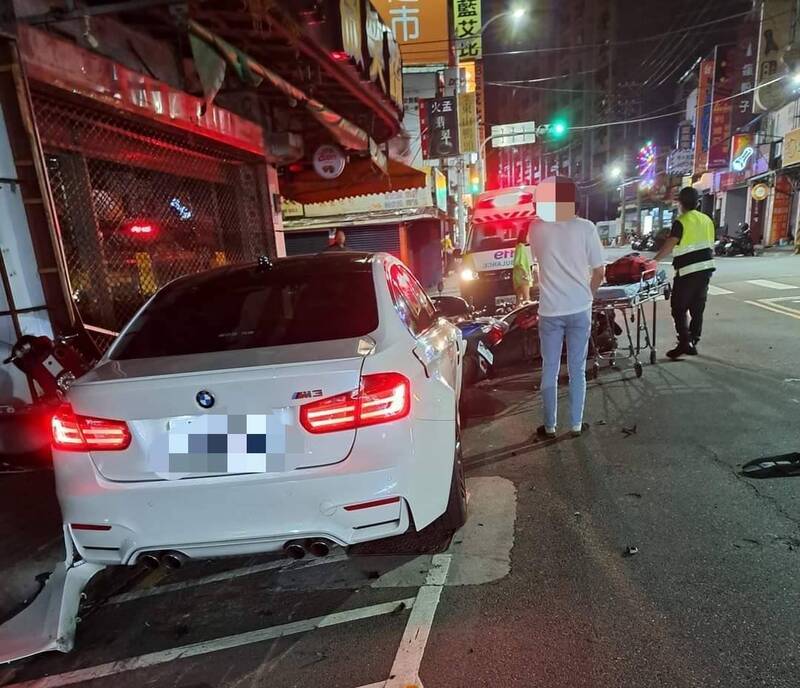 翁男酒后驾驶BMW M3跑车自撞。(记者徐圣伦翻摄) 翁男酒后驾驶BMW M3跑车自撞。(记者徐圣伦翻摄)