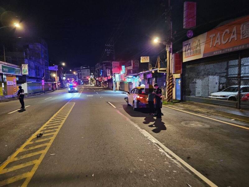 高姓计程车驾驶行经该路段时,撞上过马路的陈姓妇人,警方获报到场调查采证。(记者陆运锋翻摄) 高姓计程车驾驶行经该路段时,撞上过马路的陈姓妇人,警方获报到场调查采证。(记者陆运锋翻摄)