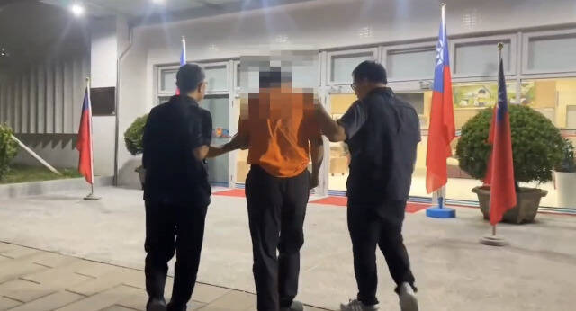 警方逮捕彭姓男子。(记者蔡清华翻摄) 警方逮捕彭姓男子。(记者蔡清华翻摄)