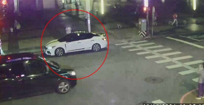 廖姓男大生与少女相约新北四号公园碰面,少女看见廖男车辆抵达后自行上车。(记者陆运锋翻摄) 廖姓男大生与少女相约新北四号公园碰面,少女看见廖男车辆抵达后自行上车。(记者陆运锋翻摄)