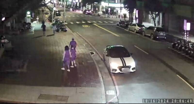 廖男将少女强行载走后接获母亲通知,随后将少女载回派出所。(记者陆运锋翻摄) 廖男将少女强行载走后接获母亲通知,随后将少女载回派出所。(记者陆运锋翻摄)