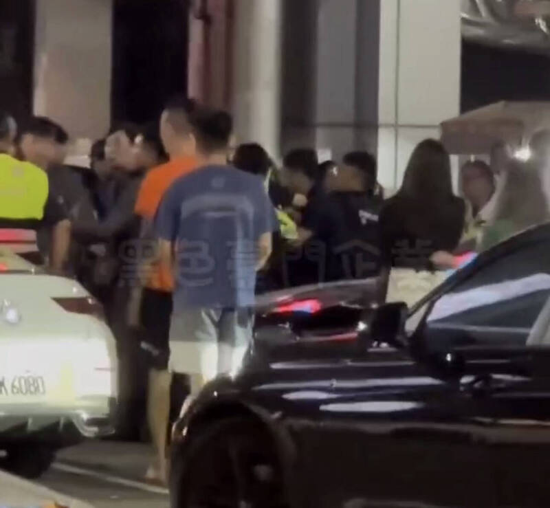 民众拍下酒店外起冲突及多人围观画面。(撷取自黑色豪门企夜) 民众拍下酒店外起冲突及多人围观画面。(撷取自黑色豪门企夜)