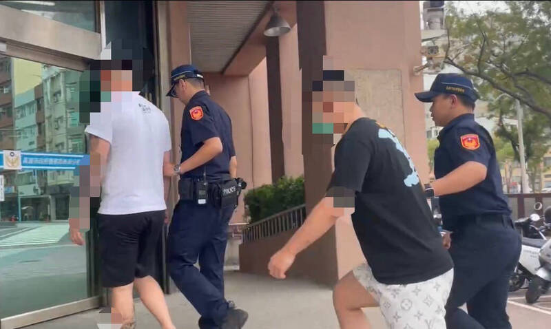 警方将发生斗殴的3名男子带回警局调查。(民众提供) 警方将发生斗殴的3名男子带回警局调查。(民众提供)