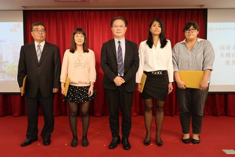法务部常务次长黄谋信(中)颁发「具体特殊优良事迹」奖项给4位行政执行官。(行政执行署提供) 法务部常务次长黄谋信(中)颁发「具体特殊优良事迹」奖项给4位行政执行官。(行政执行署提供)