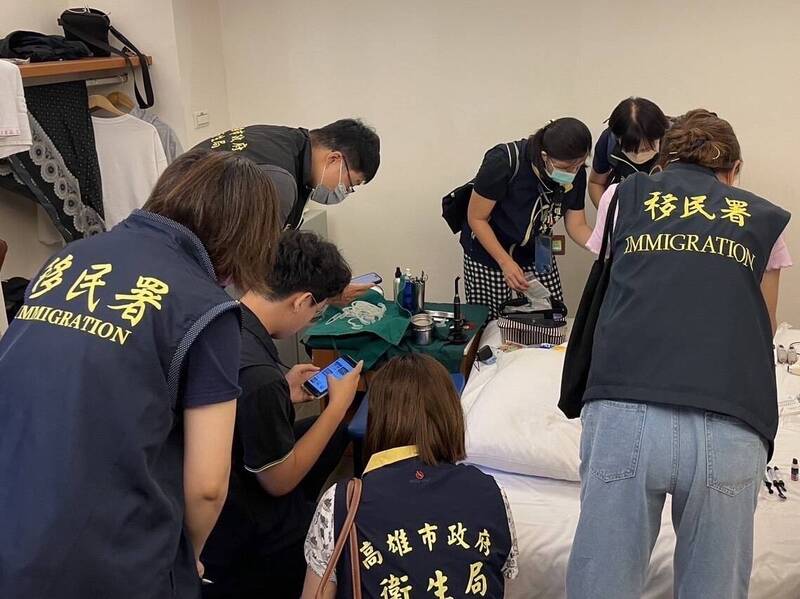 高雄市专勤队及卫生局人员清点「咪女」的医疗器材,竟多达300多件。 (高雄市专勤队提供) 高雄市专勤队及卫生局人员清点「咪女」的医疗器材,竟多达300多件。 (高雄市专勤队提供)