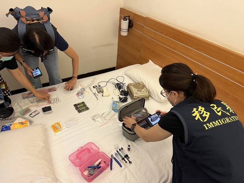 移民署高雄市专勤队近日会同卫生局人员,在三民区高雄火车站附近一处旅馆查获印尼籍移工违法从事医疗及医美行为,并查扣近300件医疗设备等相关证物。 (高雄市专勤队提供) 移民署高雄市专勤队近日会同卫生局人员,在三民区高雄火车站附近一处旅馆查获印尼籍移工违法从事医疗及医美行为,并查扣近300件医疗设备等相关证物。 (高雄市专勤队提供)