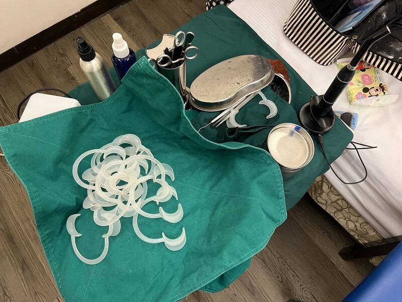 印尼籍移工靠著护理师背景和网路自学,竟于假日兼职当起地下牙医从事牙齿及皮肤的医美服务。 (高雄市专勤队提供) 印尼籍移工靠著护理师背景和网路自学,竟于假日兼职当起地下牙医从事牙齿及皮肤的医美服务。 (高雄市专勤队提供)