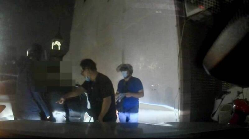 「幽灵提款车」出没北高雄,警方围捕逮获郭男等2车手送办。(读者提供) 「幽灵提款车」出没北高雄,警方围捕逮获郭男等2车手送办。(读者提供)