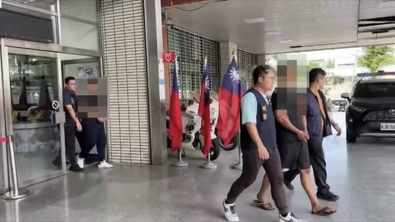 「幽灵提款车」出没北高雄,警方围捕逮获郭男等2车手送办。(读者提供) 「幽灵提款车」出没北高雄,警方围捕逮获郭男等2车手送办。(读者提供)