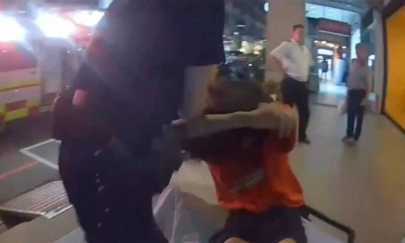 警方把意识不清的王女送医,她到今天(17日)仍昏迷中。(民众提供) 警方把意识不清的王女送医,她到今天(17日)仍昏迷中。(民众提供)
