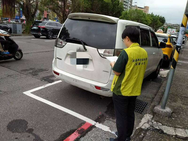 法务部行政执行署宜兰分署书记官昨前往基隆市信一路查扣陈男的车,陈男表示会分期缴纳罚款才免于被查扣。(记者林嘉东翻摄) 法务部行政执行署宜兰分署书记官昨前往基隆市信一路查扣陈男的车,陈男表示会分期缴纳罚款才免于被查扣。(记者林嘉东翻摄)