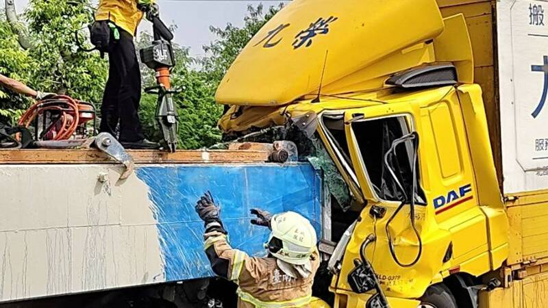 台南安南区砂石车撞大货车,驾驶舱挤压变形。(民众提供) 台南安南区砂石车撞大货车,驾驶舱挤压变形。(民众提供)