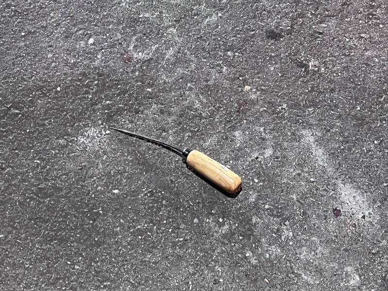 邹男持长约15公分针锥进行随机攻击,最后被陈男击落,掉在现场。(民众提供) 邹男持长约15公分针锥进行随机攻击,最后被陈男击落,掉在现场。(民众提供)