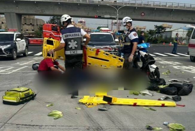 黄姓男子骑乘的机车,与货柜车发生撞击,黄男送医不治,朋友送的「大陆妹」散落一地。(读者提供) 黄姓男子骑乘的机车,与货柜车发生撞击,黄男送医不治,朋友送的「大陆妹」散落一地。(读者提供)