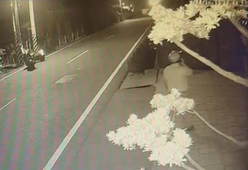 陈男忍著眼睛剧痛,看著一旁住家地址报警。(民众提供) 陈男忍著眼睛剧痛,看著一旁住家地址报警。(民众提供)