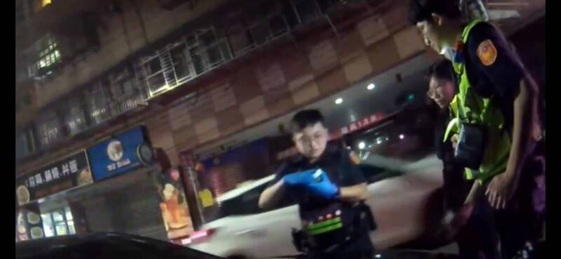 林姓男子(右2)疑毒驾被警方拦下盘查,再被警方查获上百包各式毒品。(记者林嘉东翻摄) 林姓男子(右2)疑毒驾被警方拦下盘查,再被警方查获上百包各式毒品。(记者林嘉东翻摄)