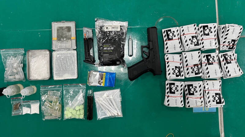 新北市汐止警分局社后派出所警员在林的车上起出大量毒品,包含二级毒品哈密瓜碇、毒品咖啡包、三级毒品K他命及K烟共110包(共重430公克)。(记者林嘉东翻摄) 新北市汐止警分局社后派出所警员在林的车上起出大量毒品,包含二级毒品哈密瓜碇、毒品咖啡包、三级毒品K他命及K烟共110包(共重430公克)。(记者林嘉东翻摄)