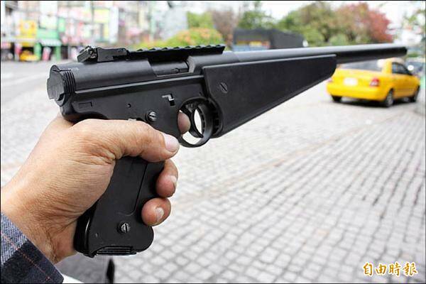 钟男被控帮好友讨8000元债务,持枪滥射民宅,涉嫌杀人未遂罪,法院判决他无罪确定。示意图,非犯案枪枝。(记者张瑞桢摄) 钟男被控帮好友讨8000元债务,持枪滥射民宅,涉嫌杀人未遂罪,法院判决他无罪确定。示意图,非犯案枪枝。(记者张瑞桢摄)