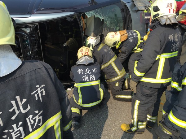 消防协助伤者脱困。(记者黄捷翻摄)
消防协助伤者脱困。(记者黄捷翻摄)