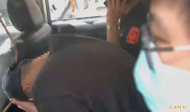 曾姓少年被送往殡仪馆协助遗体相验,只见他戴鸭舌帽双手掩面低头,不发一语。(记者郑景议摄) 曾姓少年被送往殡仪馆协助遗体相验,只见他戴鸭舌帽双手掩面低头,不发一语。(记者郑景议摄)