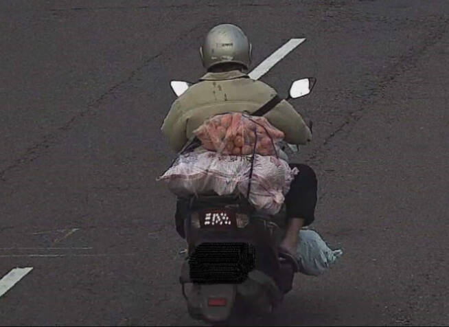 宋男用机车满载偷来的蔬果,到传统市场贩售。(警方提供) 宋男用机车满载偷来的蔬果,到传统市场贩售。(警方提供)