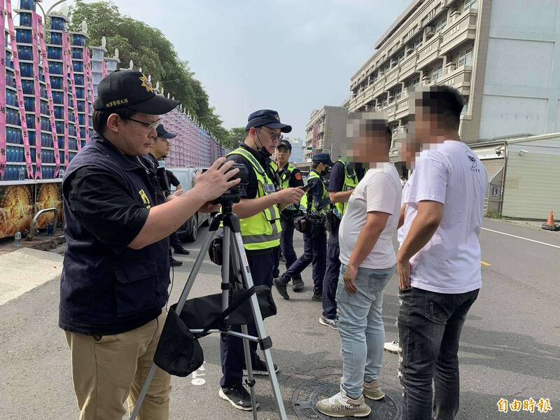 「老立仔」今天告别式,彰化警方出动上百名警力,针对前来吊唁者逐一访查身分。 (记者汤世名摄) 「老立仔」今天告别式,彰化警方出动上百名警力,针对前来吊唁者逐一访查身分。 (记者汤世名摄)