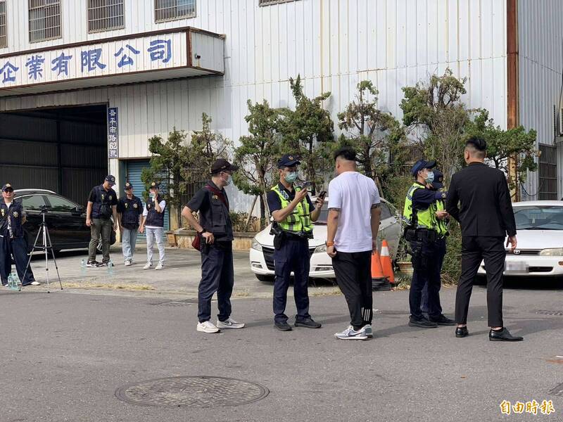 「老立仔」告别式会场外,彰化警方针对前来吊唁者逐一访查身分。(记者汤世名摄) 「老立仔」告别式会场外,彰化警方针对前来吊唁者逐一访查身分。(记者汤世名摄)