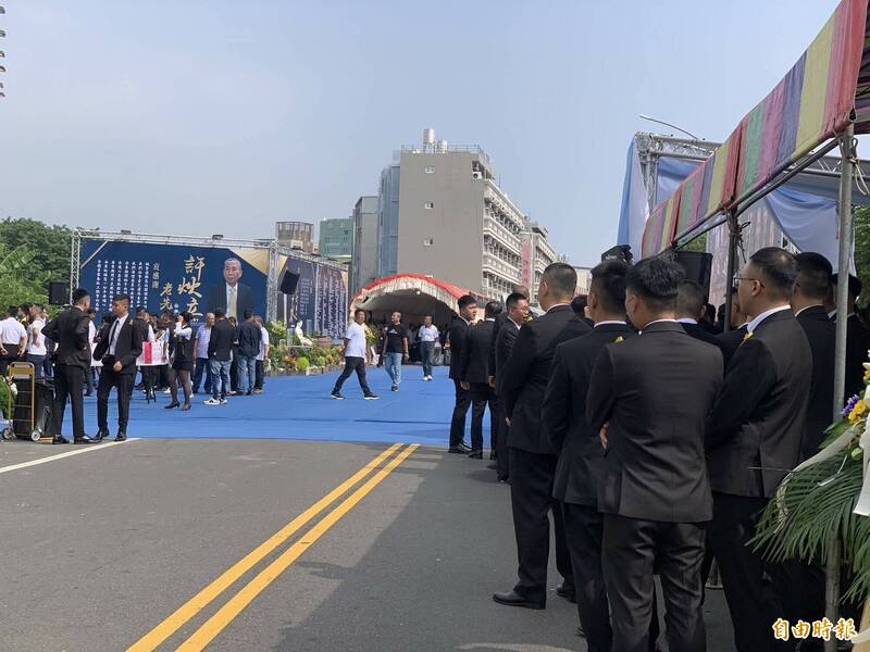 彰化县知名人物「老立仔」今天告别式会场,有上千名黑衣人、白衣人、各级民代及市值数亿元的百辆超跑前往送行,场面浩大。 (记者汤世名摄) 彰化县知名人物「老立仔」今天告别式会场,有上千名黑衣人、白衣人、各级民代及市值数亿元的百辆超跑前往送行,场面浩大。 (记者汤世名摄)