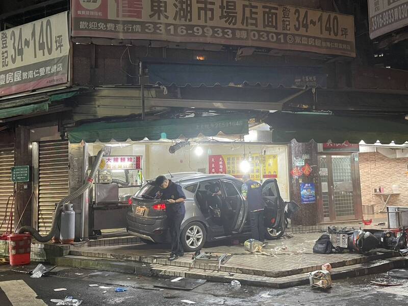 一名15岁少年昨天(17日)无照驾驶上路,在台北市内湖区撞死无辜的3名用路人。交通部官员今天坦言,这名少年日后仍能考取汽车驾照。(资料照) 一名15岁少年昨天(17日)无照驾驶上路,在台北市内湖区撞死无辜的3名用路人。交通部官员今天坦言,这名少年日后仍能考取汽车驾照。(资料照)