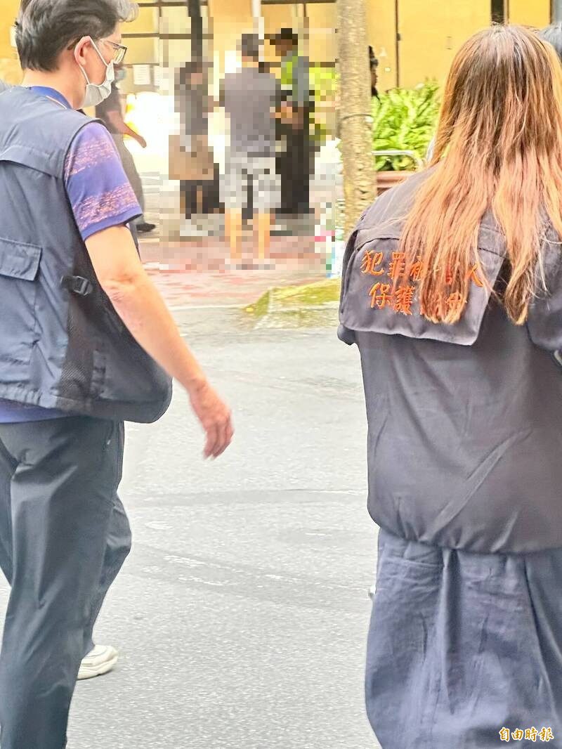 「犯罪被害人保护协会」全程保护死者家属。(记者刘庆侯摄) 「犯罪被害人保护协会」全程保护死者家属。(记者刘庆侯摄)