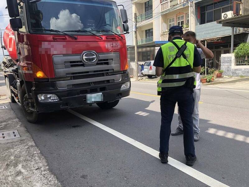 屏东县政府警察局将于10月21日至23日,执行为期3天的大型货车违规取缔专案。示意图。(屏东县警察局提供) 屏东县政府警察局将于10月21日至23日,执行为期3天的大型货车违规取缔专案。示意图。(屏东县警察局提供)