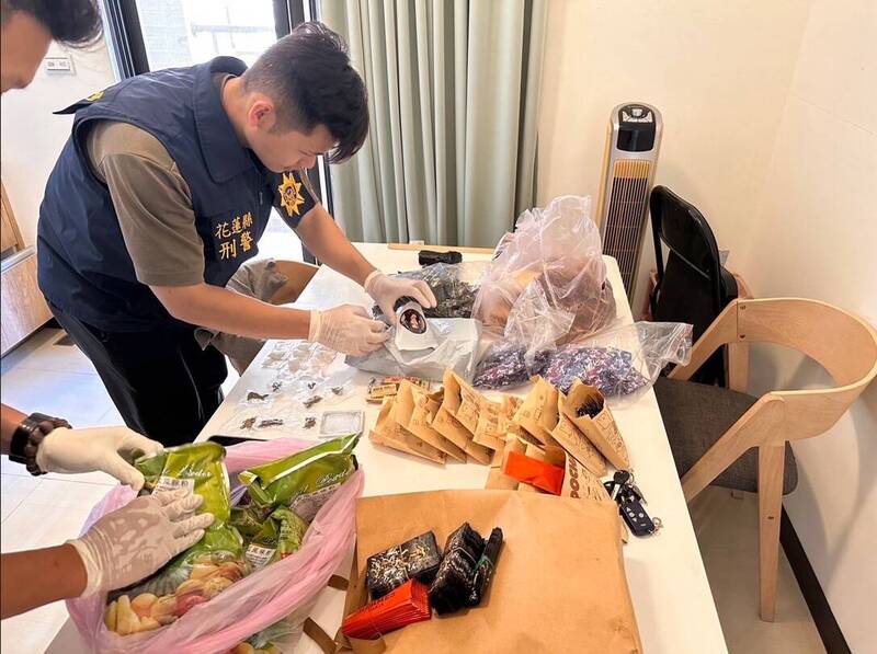花莲县警局刑警大队扫荡竹联帮信堂承信会花莲组组长高宥胜,起获改造枪弹,以及大麻、毒咖啡包、彩虹烟等赃证物。(记者邱俊福翻摄) 花莲县警局刑警大队扫荡竹联帮信堂承信会花莲组组长高宥胜,起获改造枪弹,以及大麻、毒咖啡包、彩虹烟等赃证物。(记者邱俊福翻摄)