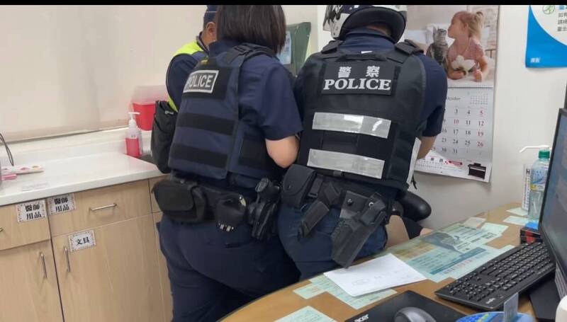 3名警察上前压制妇人并夺下刀械。(记者刘庆侯翻摄) 3名警察上前压制妇人并夺下刀械。(记者刘庆侯翻摄)