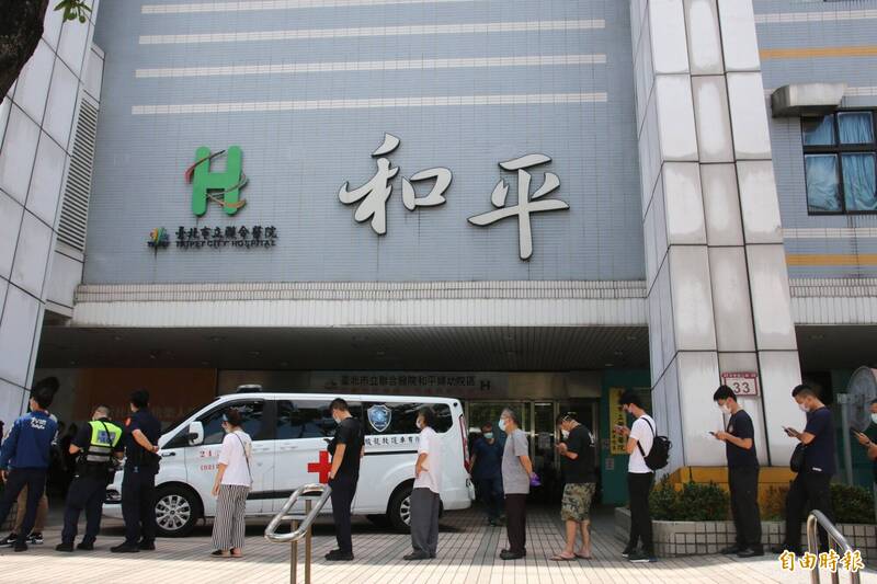 持有重大伤病卡的60岁林姓妇人,下午到台北市和平医院求诊,过程中不满医生将她鉴定的结果填报为精神疾病的内容,高喊:「这会影响到我工作!」接著就掏出水果刀意图自残,幸院方即时制止未酿憾事。(资料照) 持有重大伤病卡的60岁林姓妇人,下午到台北市和平医院求诊,过程中不满医生将她鉴定的结果填报为精神疾病的内容,高喊:「这会影响到我工作!」接著就掏出水果刀意图自残,幸院方即时制止未酿憾事。(资料照)