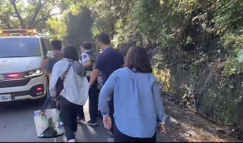 黄姓男子(绿衣者 )单攀鸣海山失联3天,今早自行脱困平安下山。(民众提供) 黄姓男子(绿衣者 )单攀鸣海山失联3天,今早自行脱困平安下山。(民众提供)